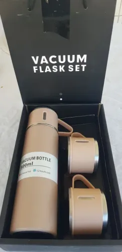 Kit Garrafa Térmica de Vácuo 500ml + 3 Canecas