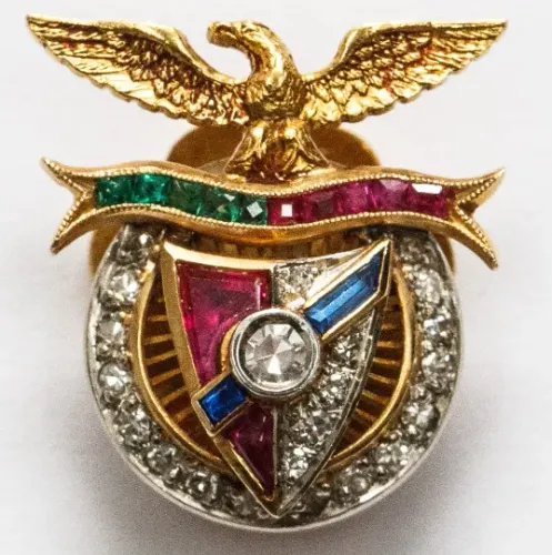 Pin de lapela do Benfica em ouro, possui rubis, safiras e diamantes.