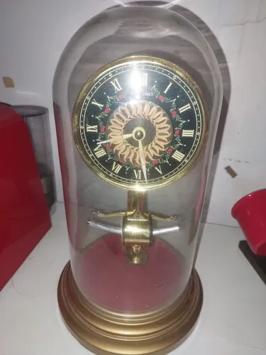 Relógio de mesa antigo com cúpula de vidro