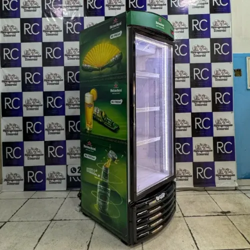 Cervejeira Metalfrio 570L com iluminação em Led e controlador digital.
