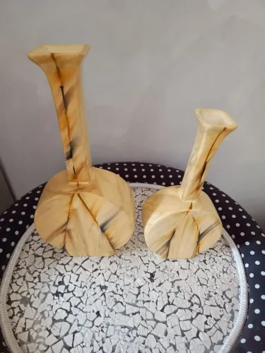 Vendo par de vasos decorativos de porcelana. Ideal para presentear alguém.