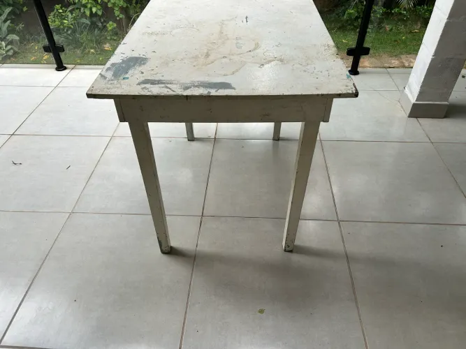 Mesa de madeira usada