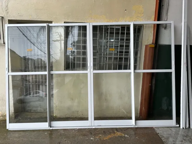 Porta balcão branca com divisão linha Gold