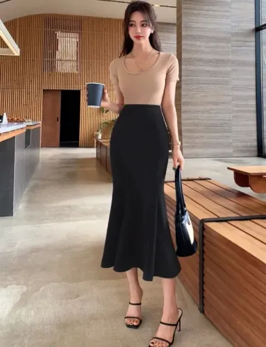 Saia Midi Preta