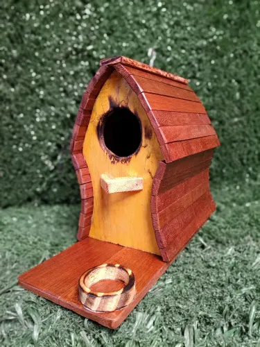 Linda casa de passarinho modelo Chalé Amarelo.