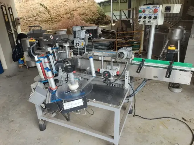 Rotuladora para frascos planos e cilíndricos marca PE Latina