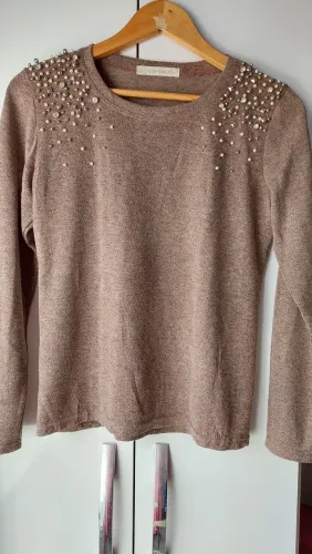Blusa marrom com apliques