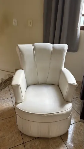 Poltrona branca courinho