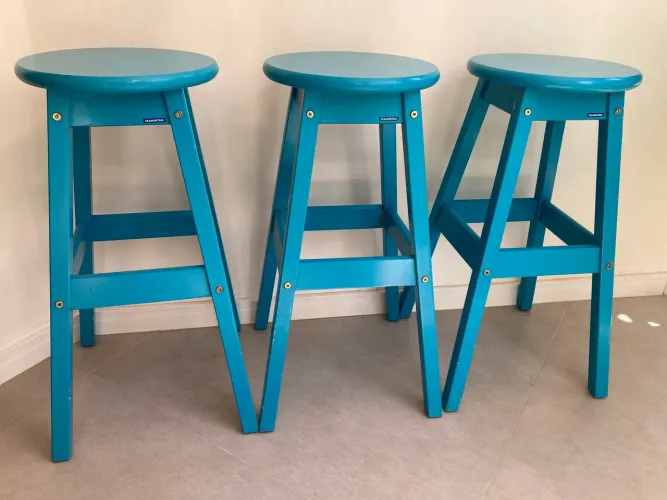 Banquetas (03 peças) 71cm altura cor azul marca Tramontina (R$180 pelo conjunto)