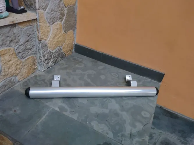 Barra  alumínio de segurança para idosos. 60 cm. Tem 3.  70,00 cada ou 200,00 as três. 