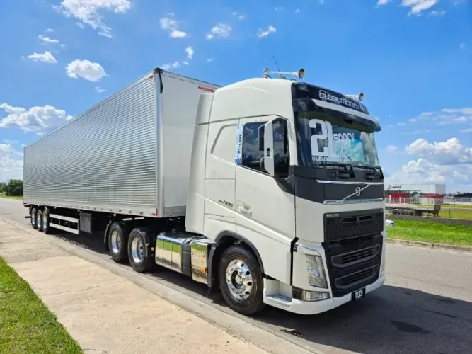 Volvo FH 500 Tração 6x2 Ano 21 Euro 5 Teto Alto Automático + Baú Facchini Ano 26 0km 30pl