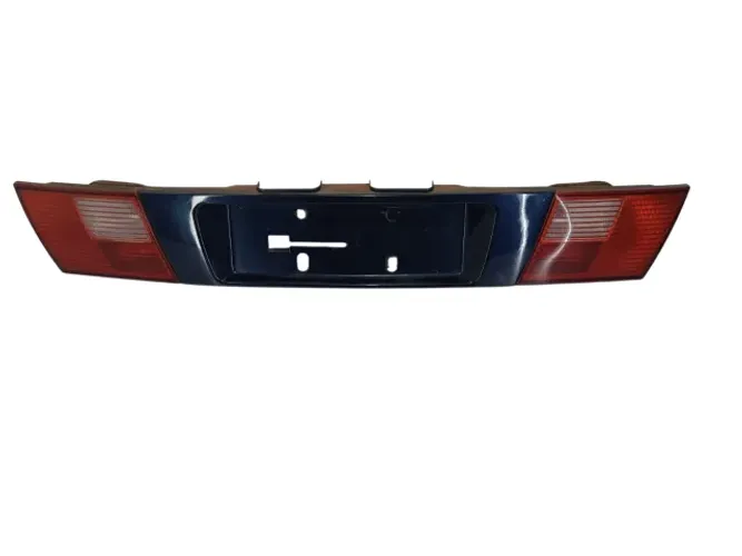 Suporte aplique placa tampa traseira VW Santana 99-06 (C/ lanternas)
