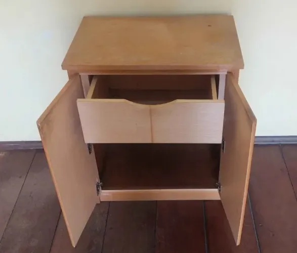 Aparador pequeno com gaveta Armário compacto e funcional, perfeito para organizar