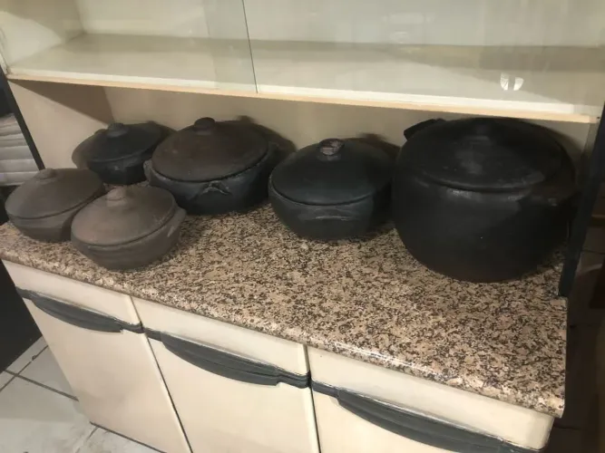VENDO JOGO COM 6 PANELAS DE BARRO EM EXCELENTE ESTADO