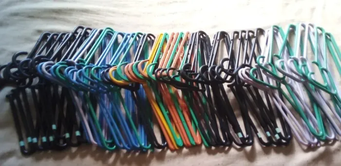 Cabides de Plástico (preto e coloridos), resistentes. 