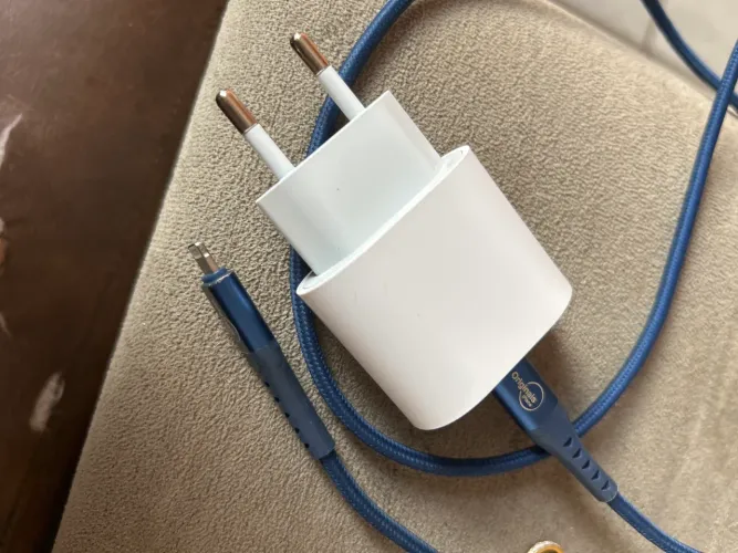 Carregador de iphone com entrada tipo C, pouco tempo de uso *75)