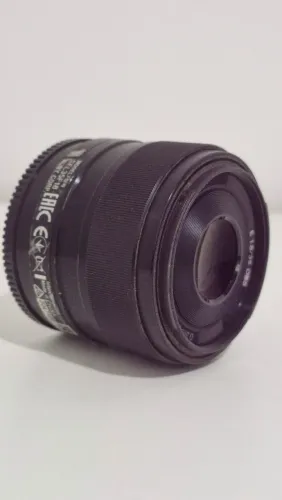 Sony E 35mm f/1.8 OSS (modelo SEL35F18)