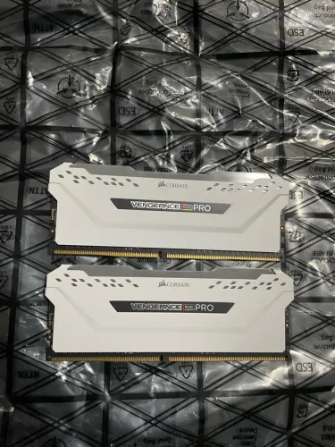 Memória Corsair Vengeance RGB PRO (2x8)