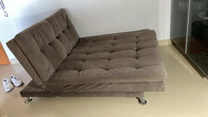 Sofá cama retrátil marrom acinzentado 