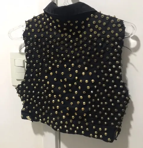 Colete com Spikes Dourados
