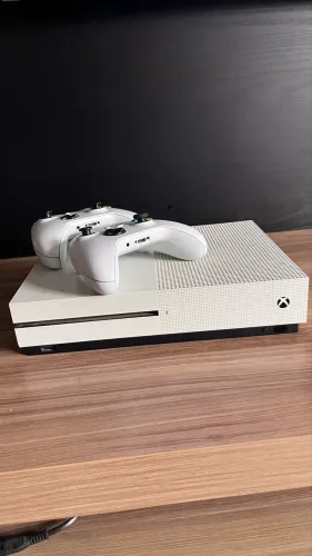 XBOX ONE S 1TB - SEMINOVO - 2 CONTROLES ORIGINAIS