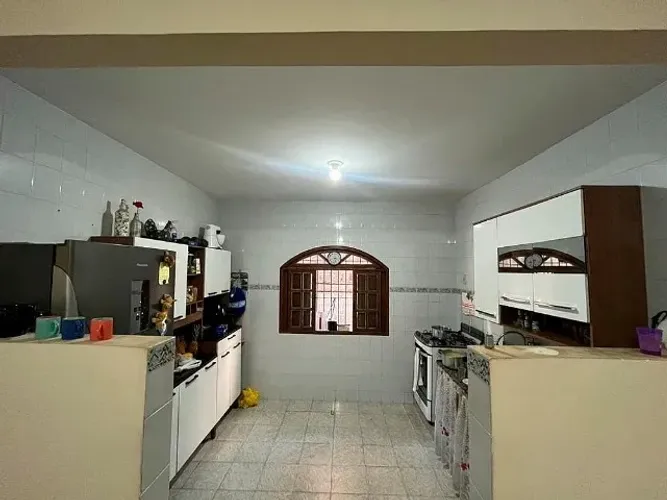 Vendo casa de 2 pavimentos, 4 quartos 1 Suite, 2 banheiros sociais, sala, copa e muito mai