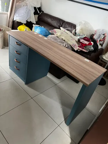 Mesa escrivaninha com gaveteiro