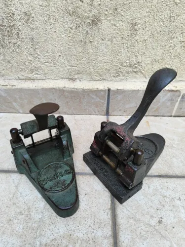 2 Furador de Papel Antigo de Mesa de Ferro - Marca Condor