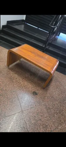 Mesa de Apoio Lateral madeira maciça com rodinhas medidas1.06x0,52 altura