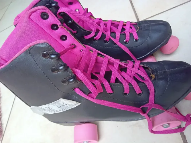 Patins 4 rodas cor preto c/ rosa