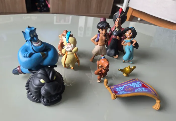 Bonecos Monstros S.A e Aladin. Usados