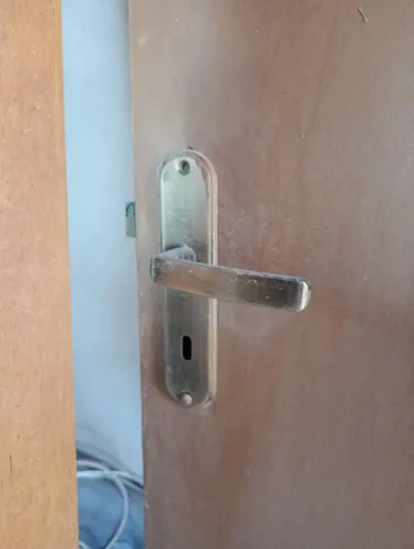 Porta de madeira completa com esquadria e fechadura e drobatiças por apenas 150 reais