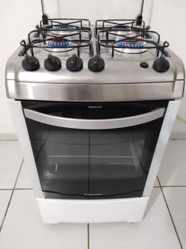 Vendo fogão " ELETROLUX " BEM CONSERVADO " .