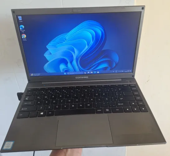 Notebook muito rápido,8gb de ram,Ssd 240gb,Core i3 6° geração,bateria off