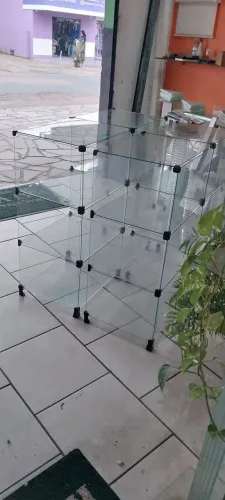 Vendo balcão de vidro temperado. 