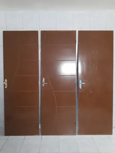 Porta de madeira semi-oca já com fechadura e dobradiça, medidas: 210A x 70L e 209A x 70L