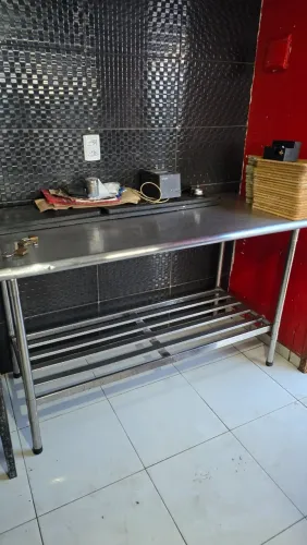 Mesa inox para montagem de lanches