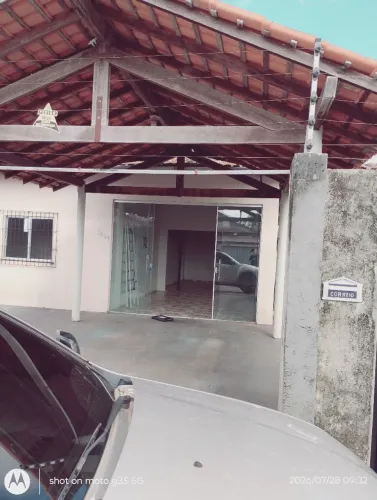 Alugo casa de três quartos 1.700.00