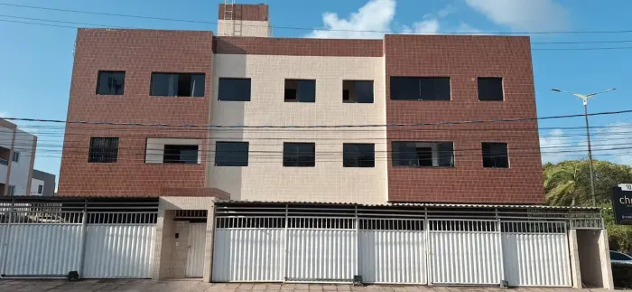 Apto Mobiliado e Projetado no Portal do Sol: 2 Quartos c/ Condomínio Incluso.