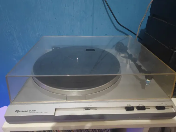 Toca discos Garrard B200
