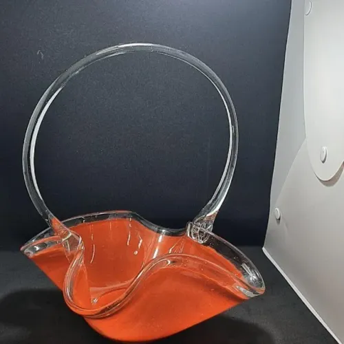 Cesto decorativo antigo, frequentemente identificado como cristal Murano ou estilo Murano