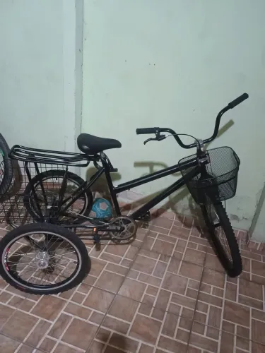 Triciclo manual semi-novo com cesto e bagageiro