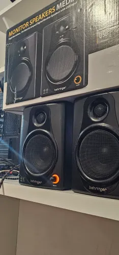 Monitor de referência Behringer M40