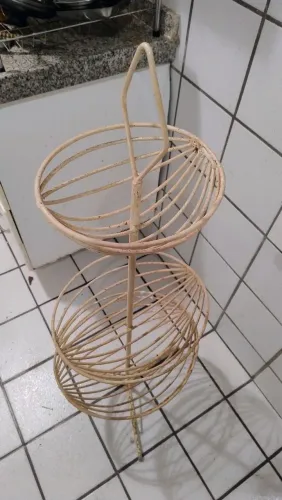 Fruteira retrô em metal. Com 1.20 de altura e com diâmetro 54cm. É muito estilosa na cozin