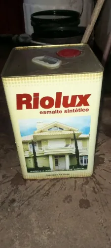 Lata de tinta esmalte sintético 