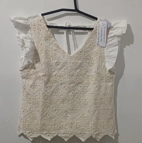 Blusa com bordado na frente na cor bege, veste tamanho P/M semi nova
