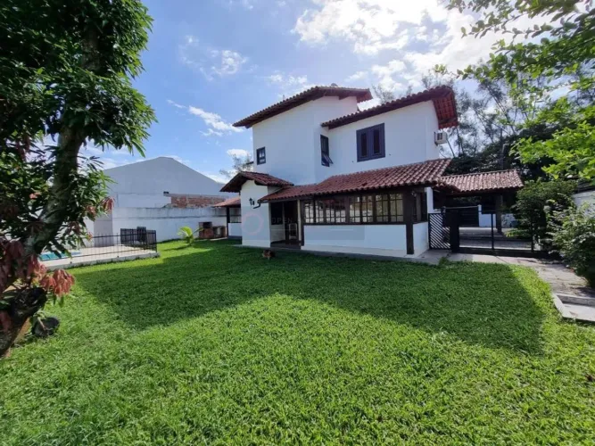 Casa 04 quartos a venda em Camboinhas, 700m²