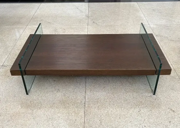 Mesa de Centro Moderna em Madeira com Pés em Vidro