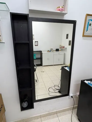 Espelho de salão sem detalhes