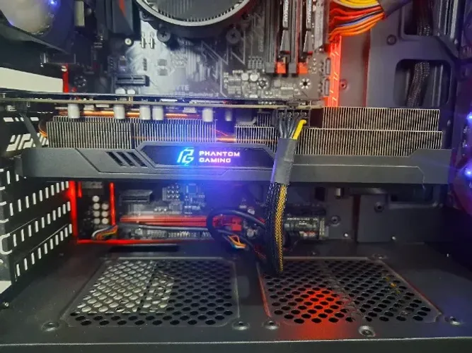 RX 5600 XT Phantom Gaming 6GB (Triple Fan) - Impecável!